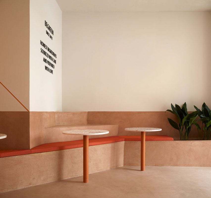 Seating made of terracotta-coloured micro-cement in BeGreen Salad Company Valencia