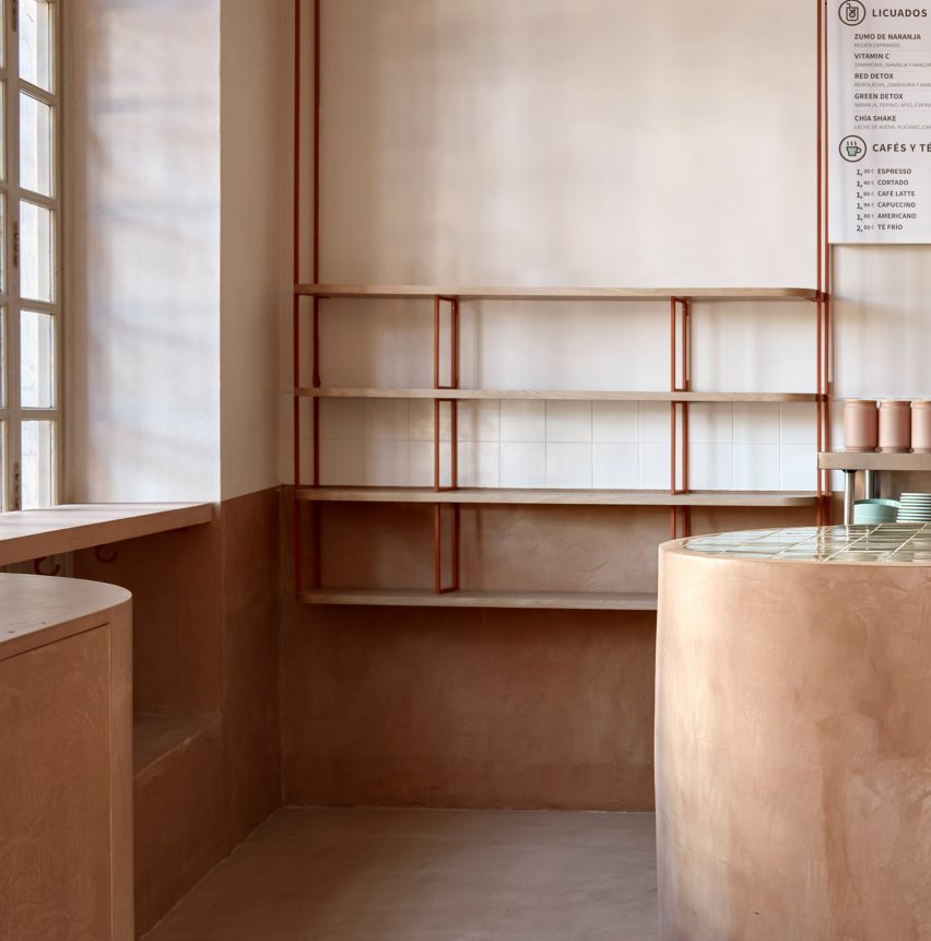 Micro-cement service counter and hanging shelves in BeGreen Salad Company Valencia