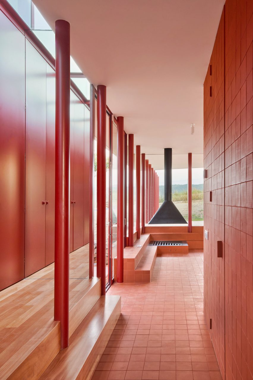 Living room in red House in Sant Antoni de Vilamajor by Arquitectura-G