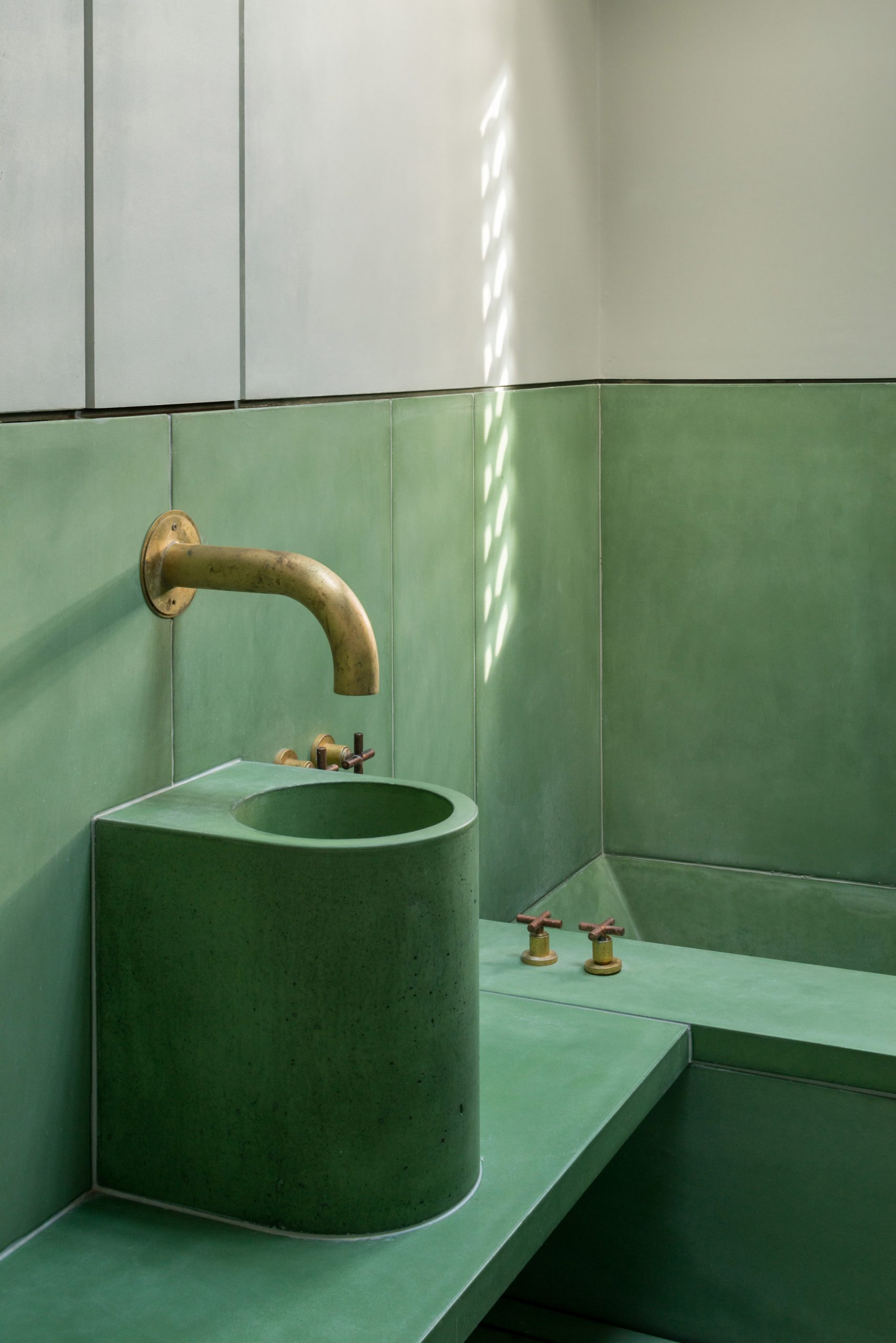 Green-concrete bathroom