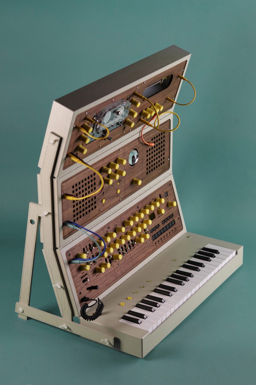 Modular synthesiser in retro wooden case