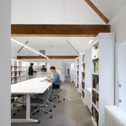 一个有暴露的木梁的白墙图书馆