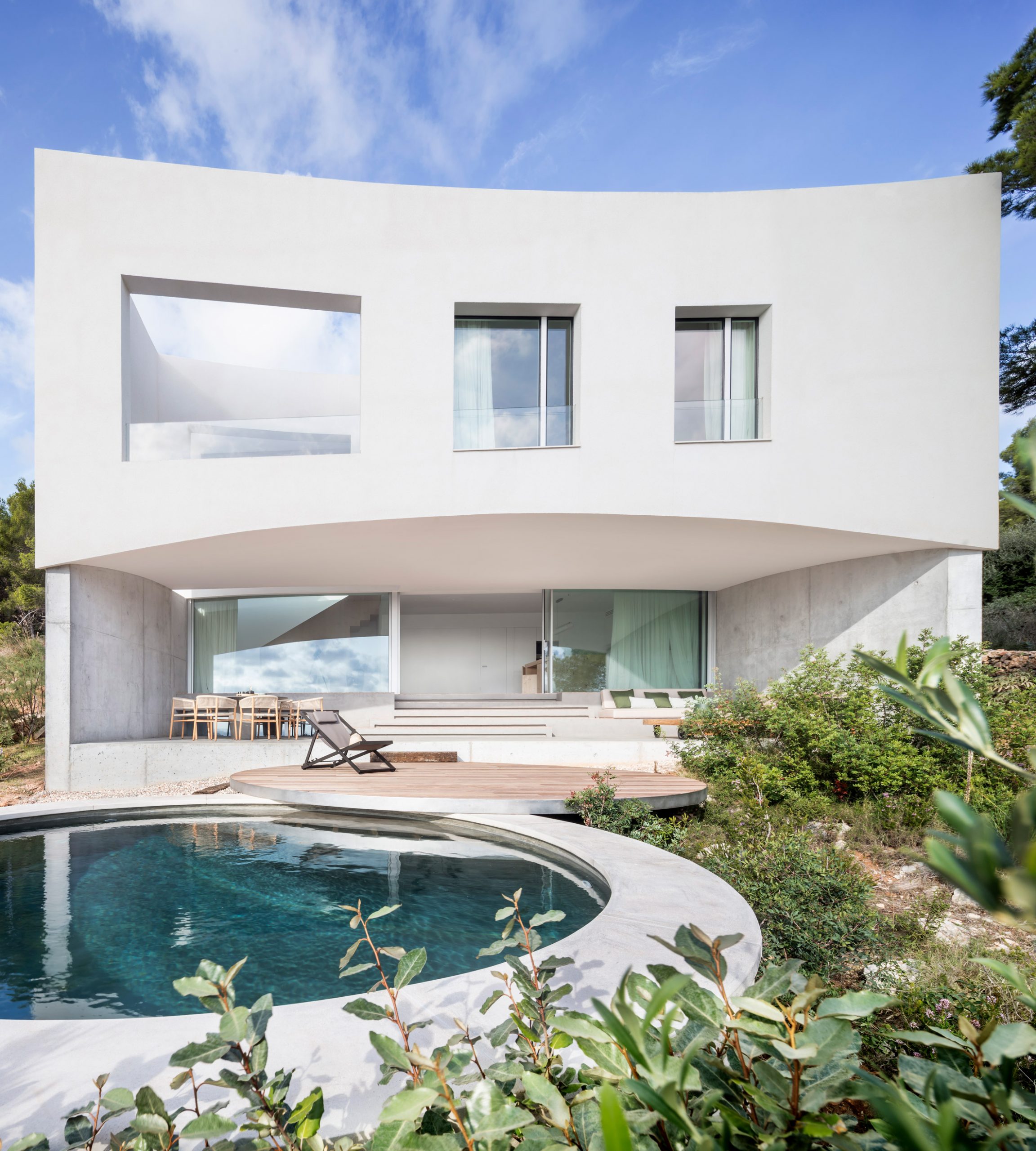 Hay una piscina detrás de la casa.