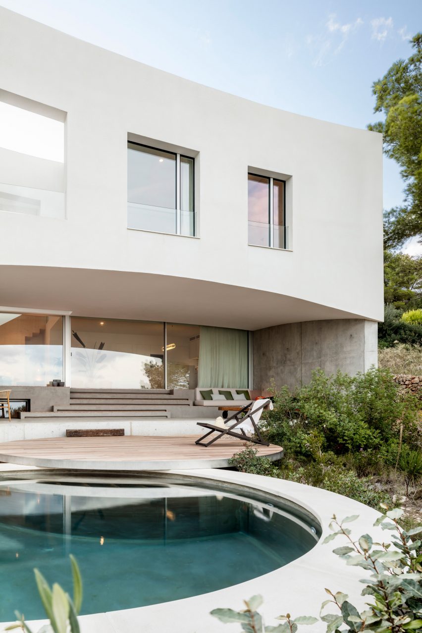 Curved house has a circular pool