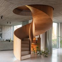 一个木制的螺旋楼梯蜿蜒穿过房子