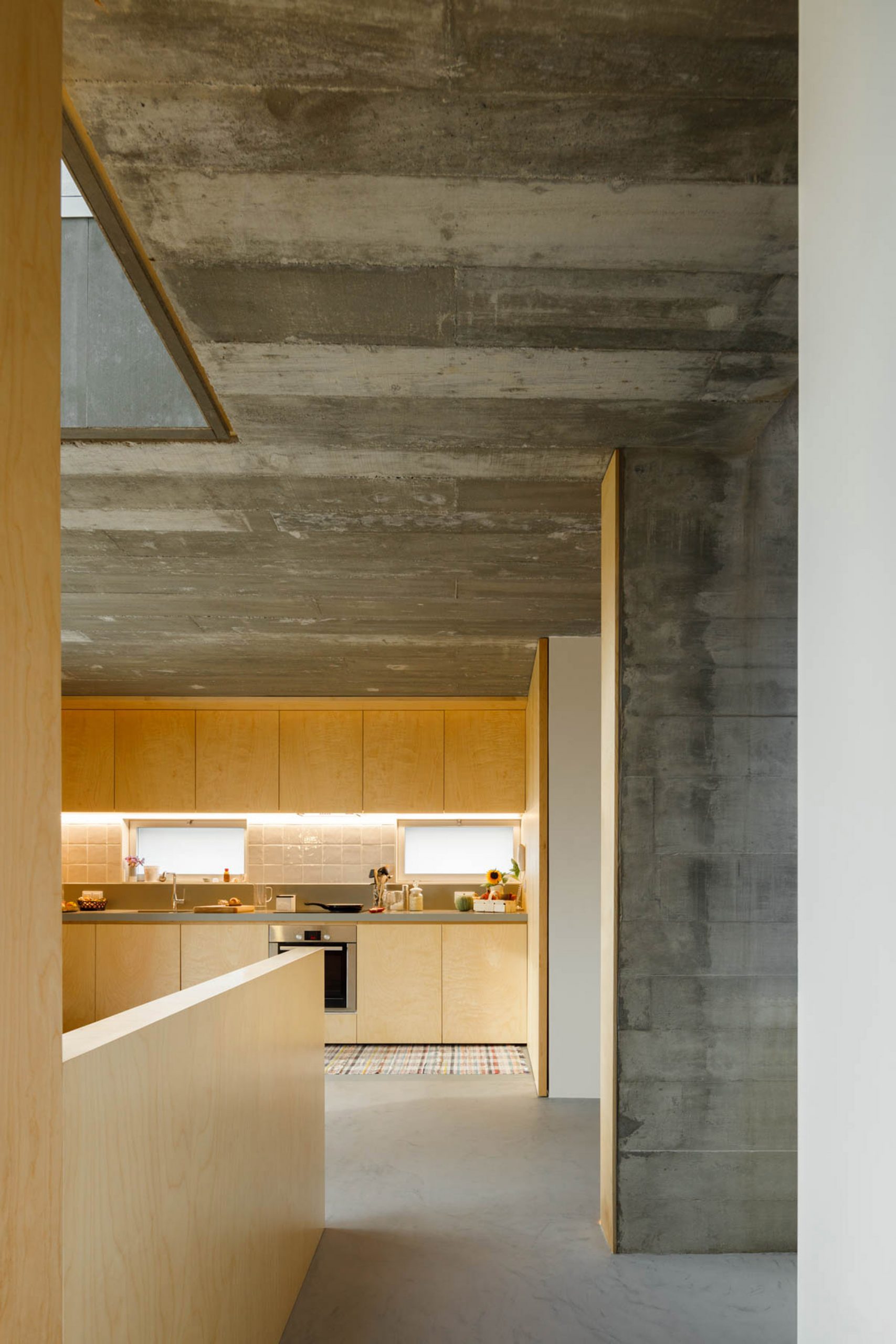 Concrete and light wood are combined in the kitchen 