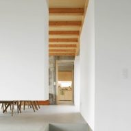 A part-suspended wall connects the two living spaces
