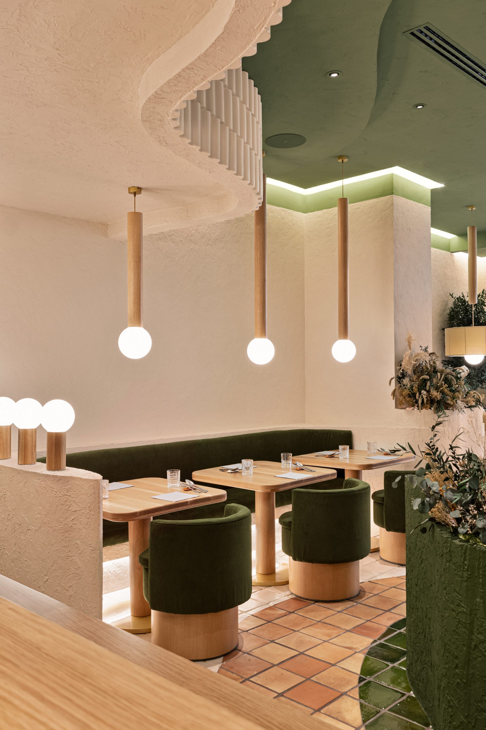 Masquespacio injected green accents into the restaurant