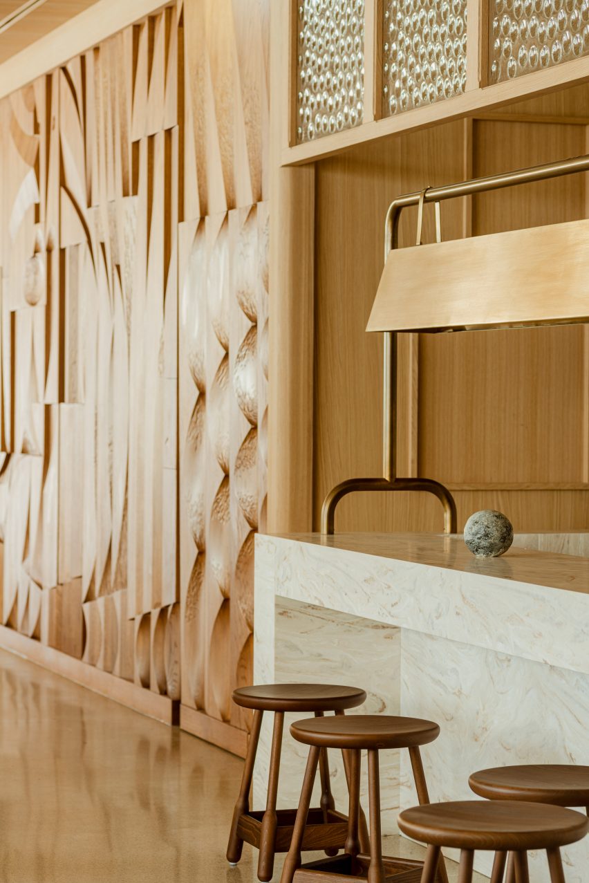 Wooden bas-relief wall and counter seating in Puro Hotel Stare Miasto