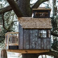 Treehouse set on two cantilevered beams