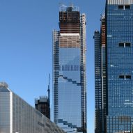 照片显示大型超级摩天大楼在纽约建造的螺旋