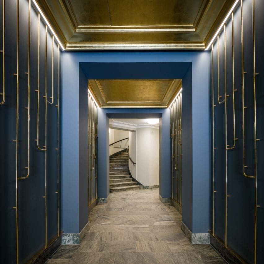Dark blue and gold was used in the interiors