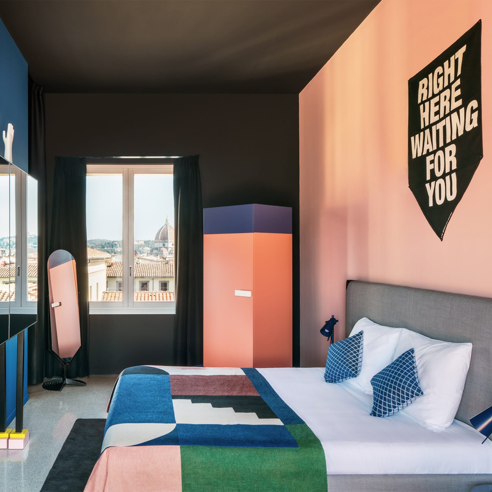 Kamar tidur berwarna-warni di The Student Hotel Florence Lavagnini
