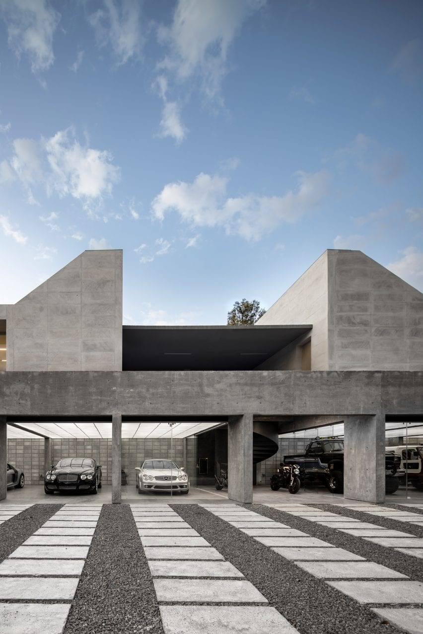 Paviliun beton dan kaca di Meksiko untuk koleksi mobil