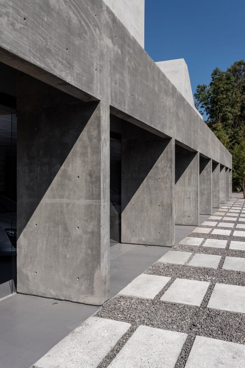 Ruang garasi beton oleh Morari Arquitectura