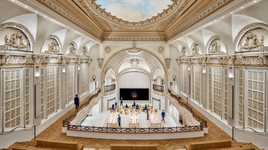 Forum of the Apple Store built inside an old cinema in Los Angeles