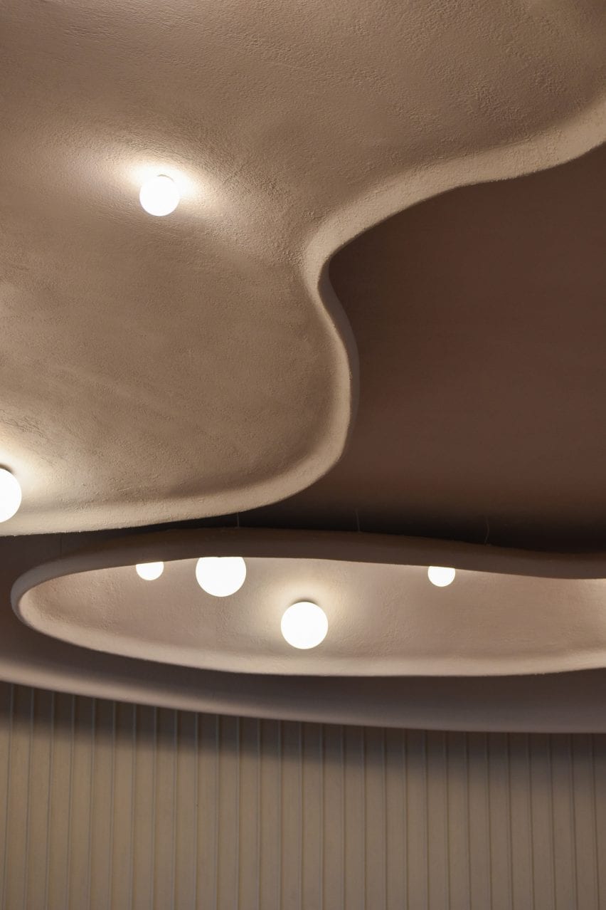 Oyster-shaped ceiling relief with spherical lights in Sequel Mumbai