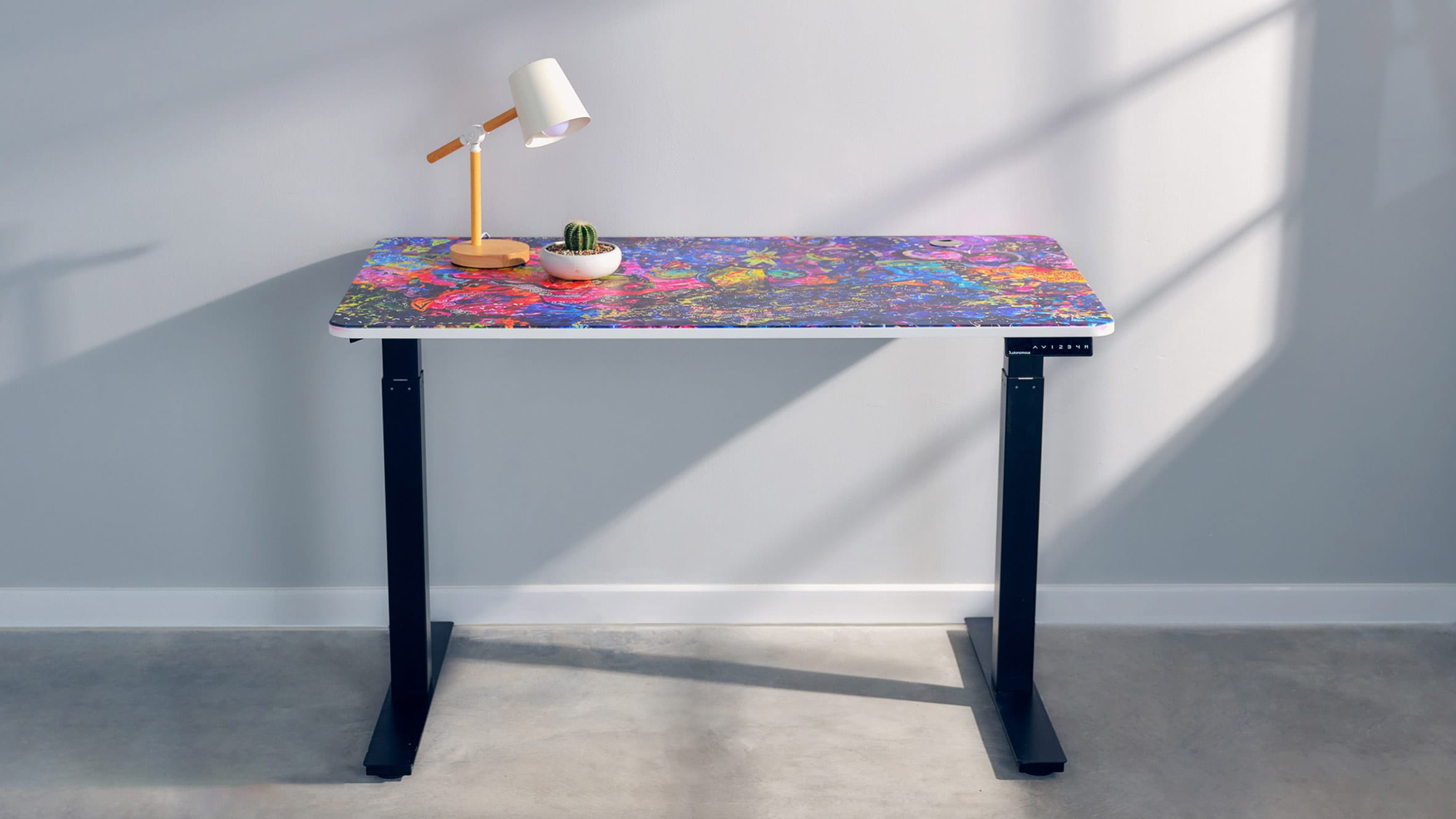 Meja dengan atasan warna-warni oleh Mélanie Edison untuk Autonomous