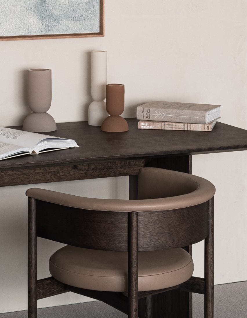 یک میز کوچک چوبی تیره با صندلی چوبی