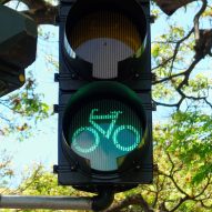 Semáforo de bicicleta para el ciclismo de Aaron Betsky en la opinión del suburbio