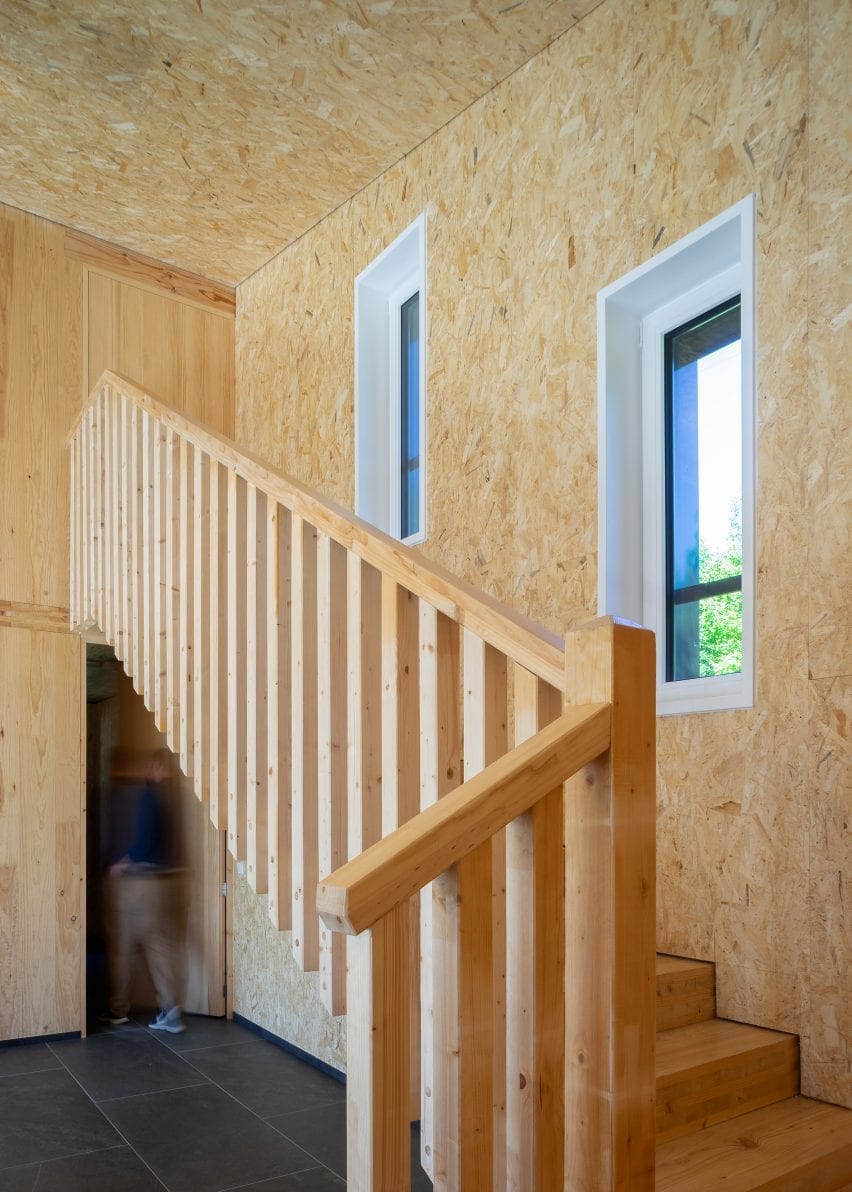 Rumah peziarah memiliki interior berlapis kayu wood 