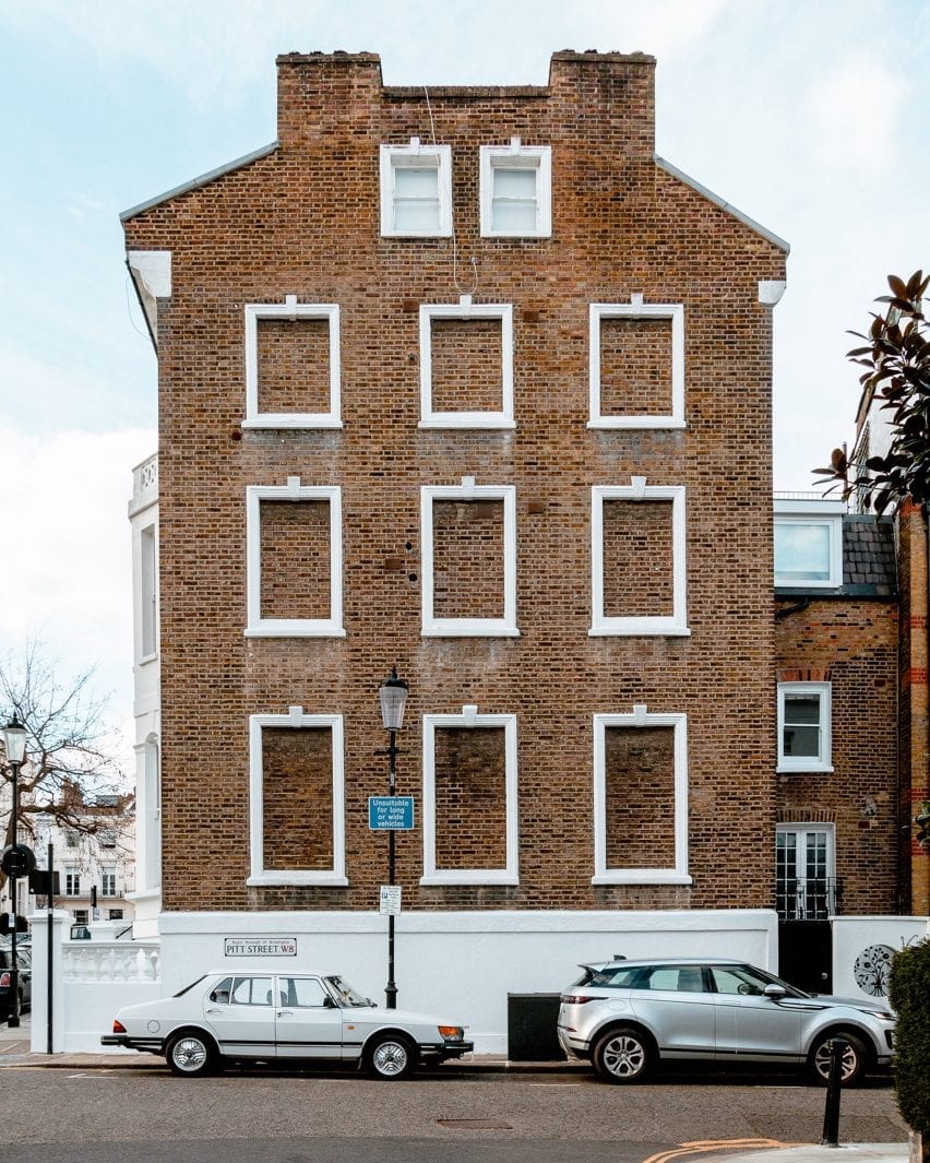 Sebuah rumah dengan jendela bata di London