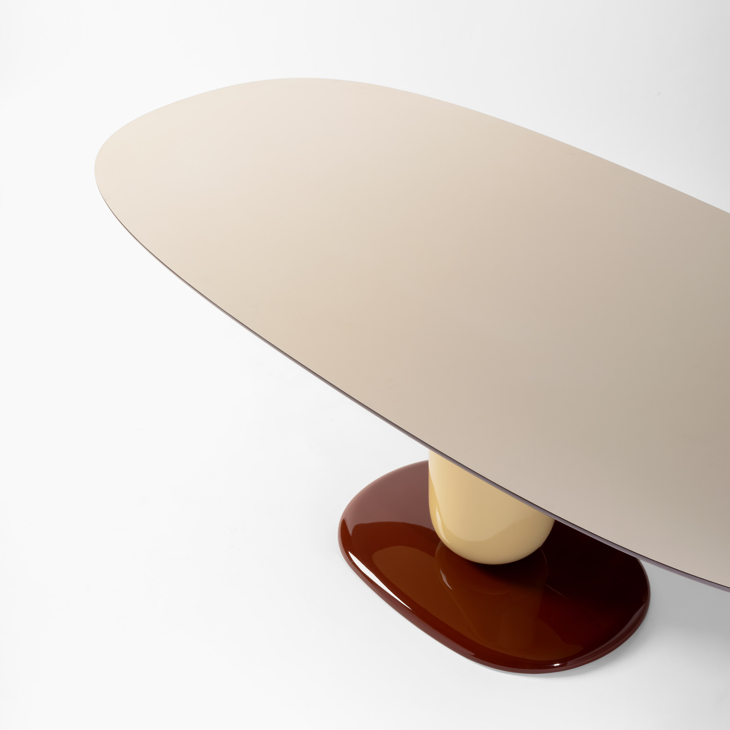 The oval-shaped tabletop of the Explorer dining table