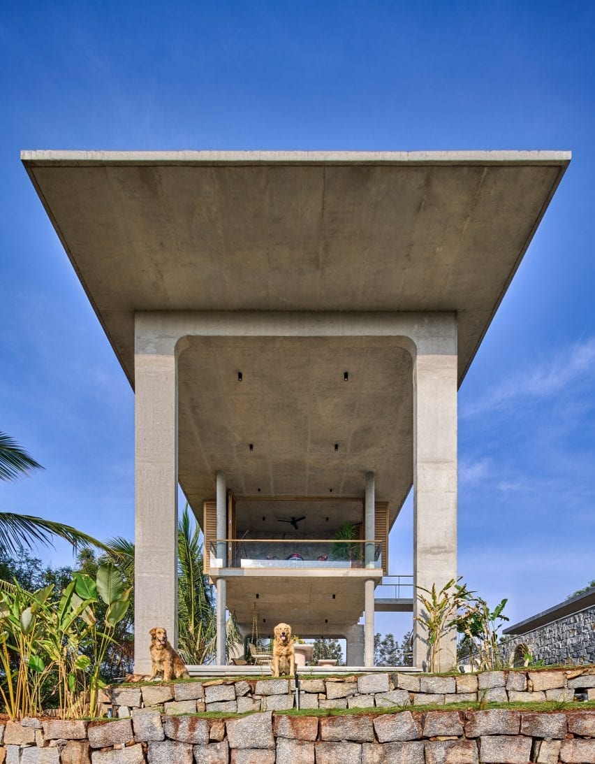 Overhanging roof of Ksaraah house in Bangalore by Taliesyn