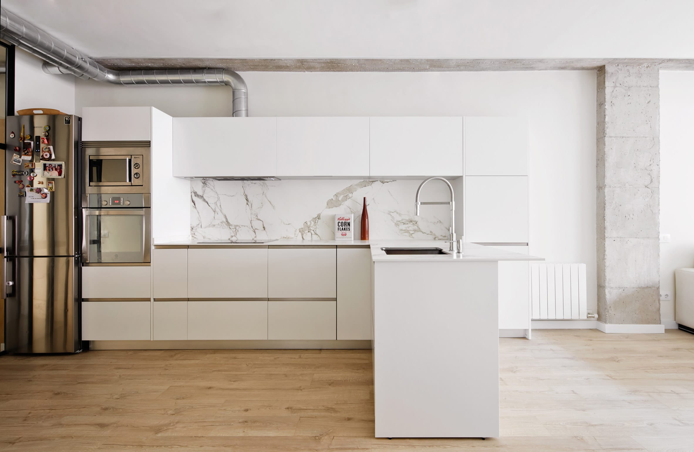 L-shaped kitchen by ras arquitectura