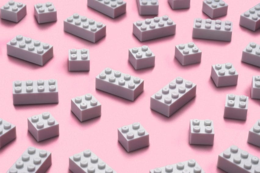Bata Lego 2x4 dan 2x2 putih dengan latar belakang merah muda