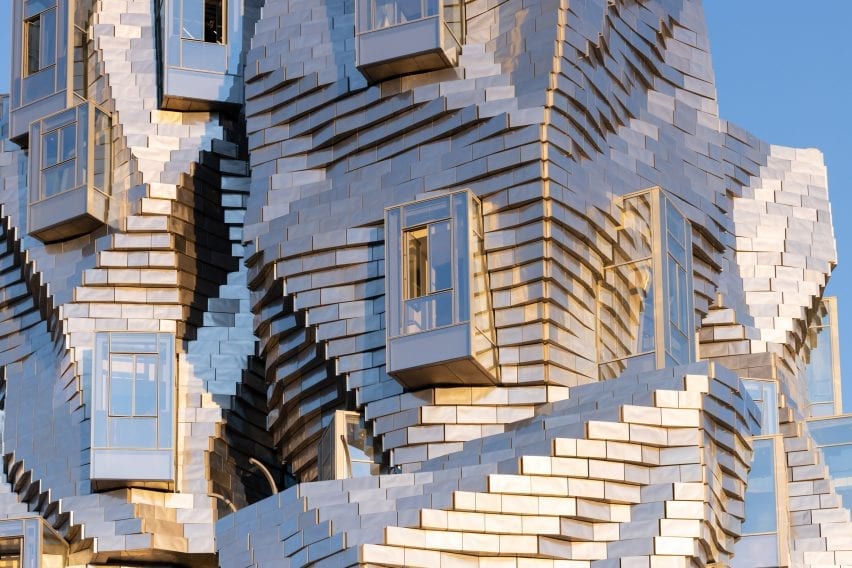 Iwan Baan memotret menara Luma Arles milik Frank Gehry | Harga Kusen Aluminium