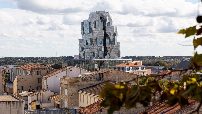 Menara seni Luma Arles oleh Frank Gehry