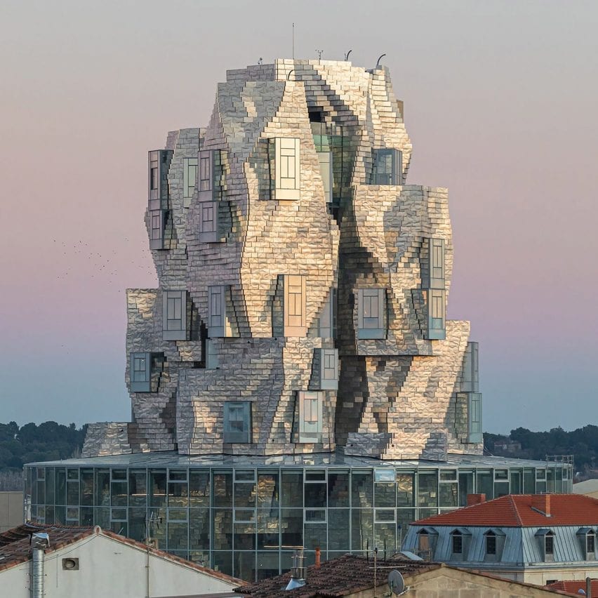 Menara seni Luma Arles oleh Frank Gehry