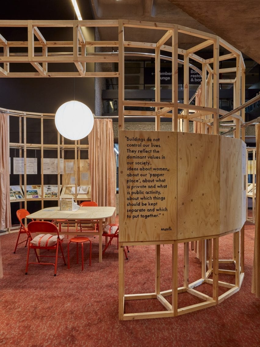 Instalasi pameran kayu oleh Edit kolektif dan Elouise Farley