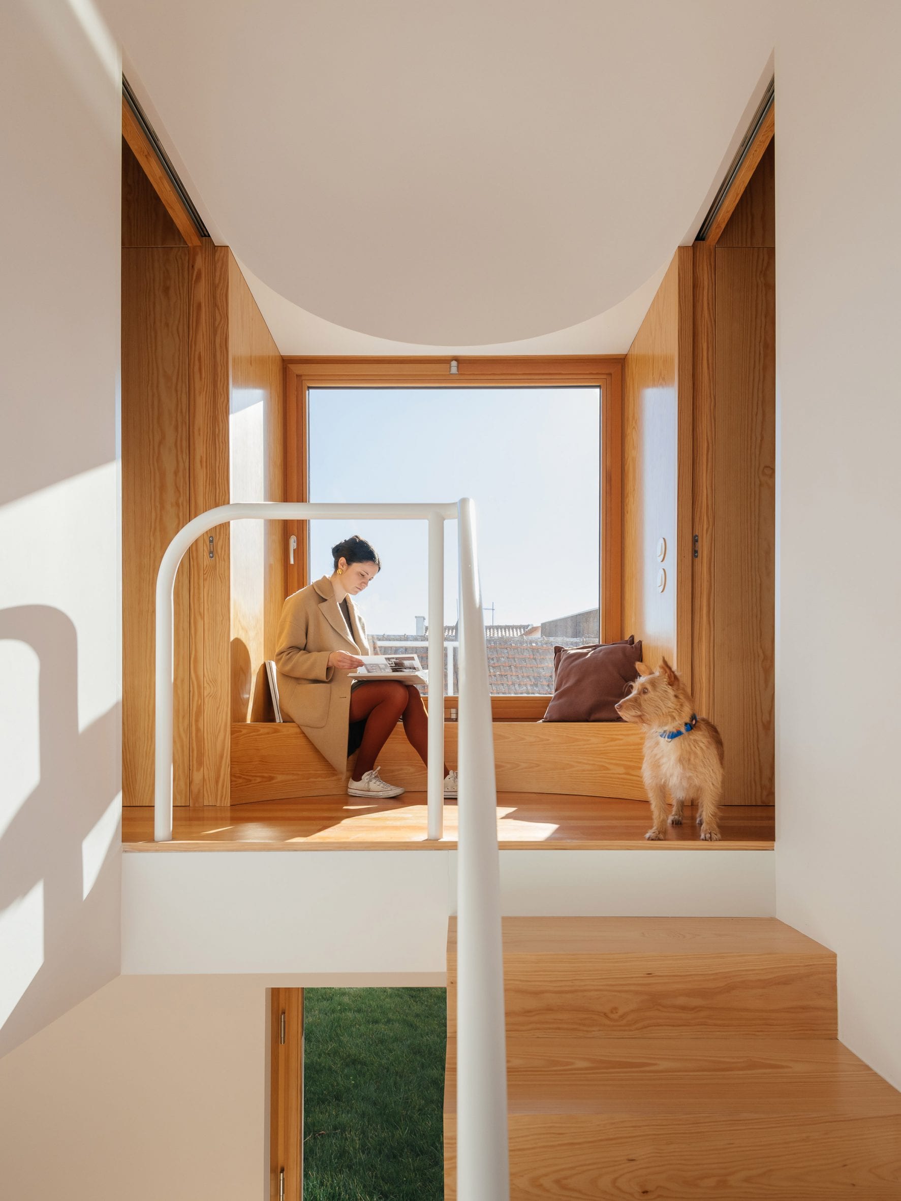 First floor window seat in Puppeteers House by REDO Architects