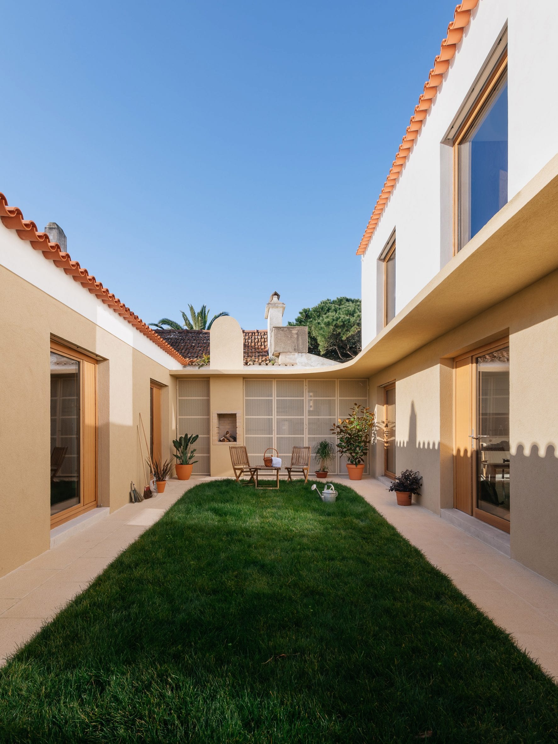 Courtyard in Puppeteers House by REDO Architects