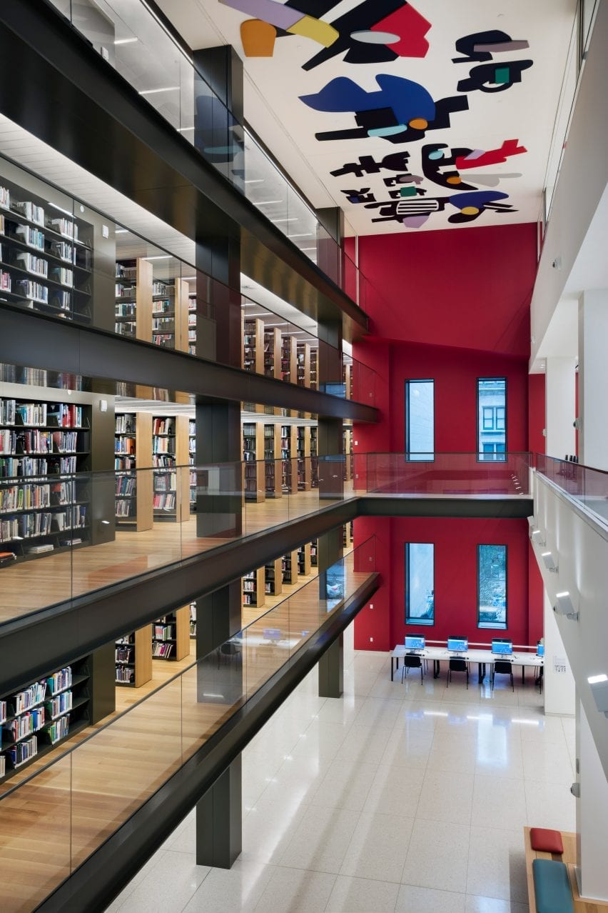 Atrium Perpustakaan Stavros Niarchos Foundation dengan rak buku di satu sisi