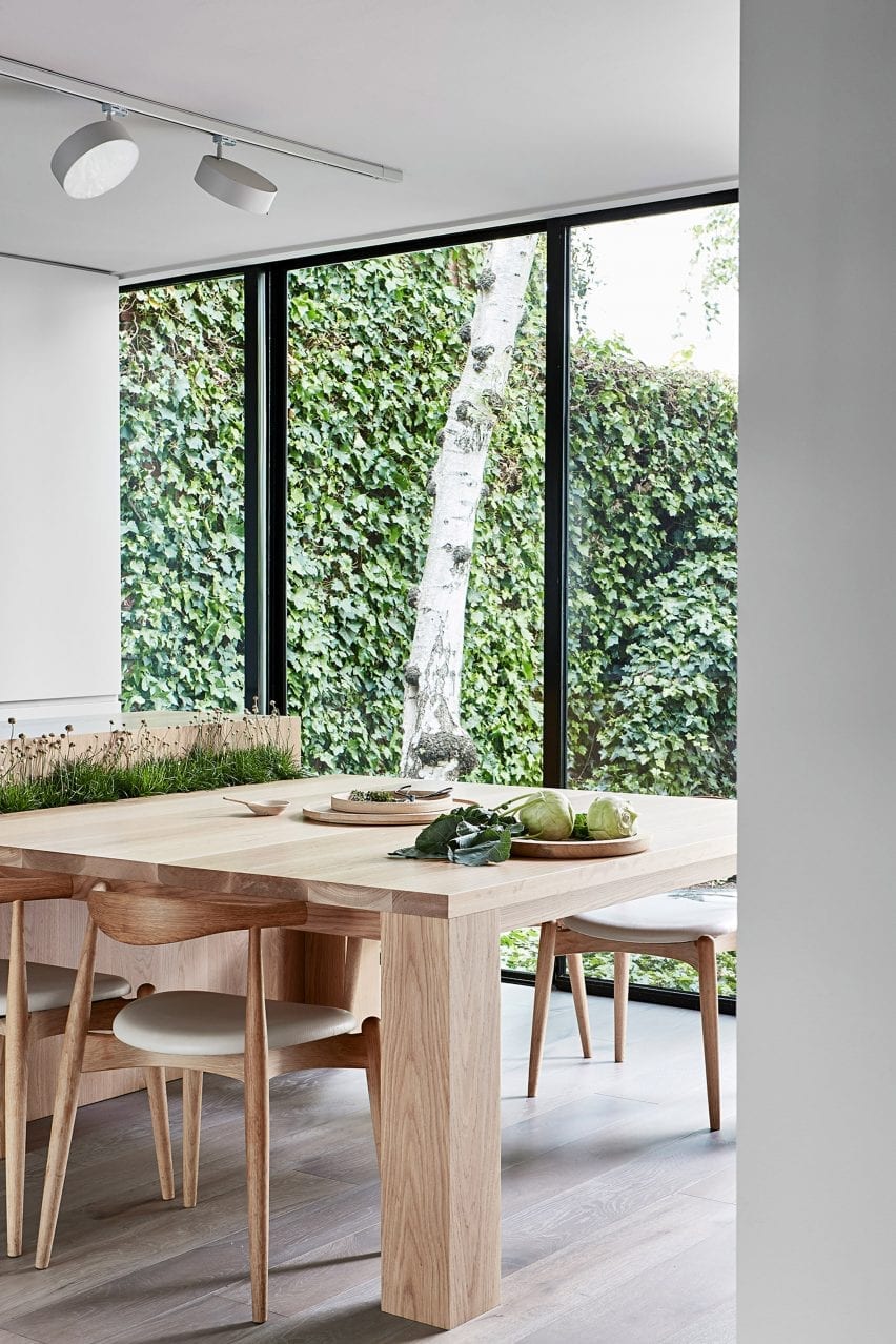 داخلی آشپزخانه Studio Four با صندلی های چوبی و میز و نمای باغ