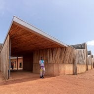 Sebuah universitas di Burkina Faso dengan deretan kayu eucalyptus