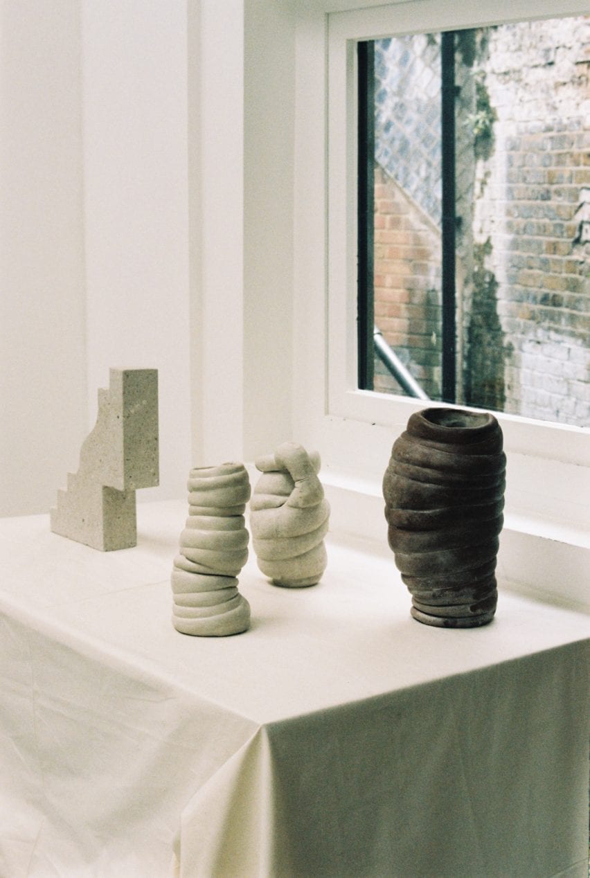 Una serie de jarrones y esculturas de cemento y piedra.