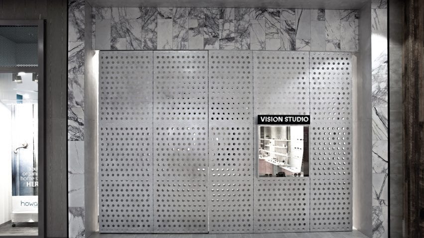 Fasad aluminium berlubang interior ritel oleh Studio Edwards
