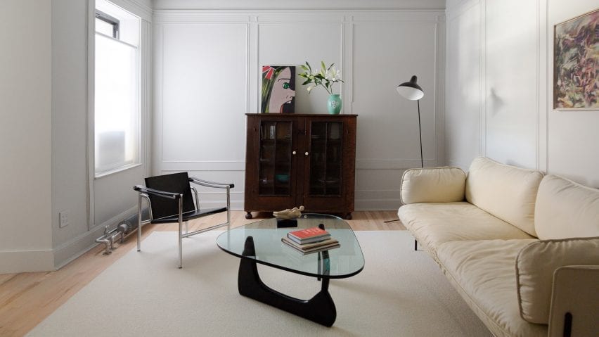 Ruang tamu apartemen Brooklyn dengan furnitur minimalis 
