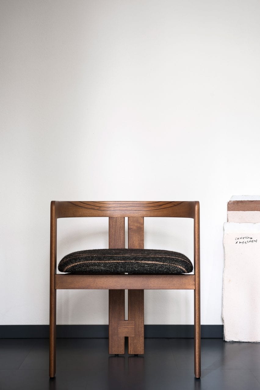 Kursi Walnut Pigreco oleh Tobia Scarpa dengan kursi berlapis hitam 