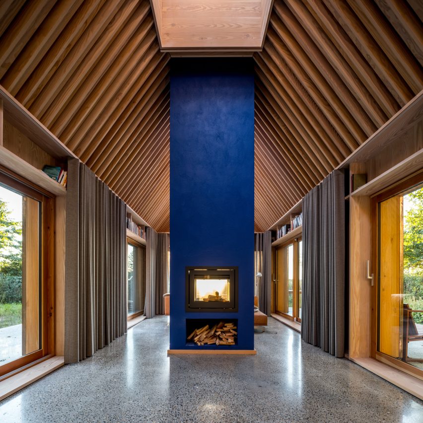 Perapian biru dan balok langit-langit kayu di dalam The Author's House oleh Sleth