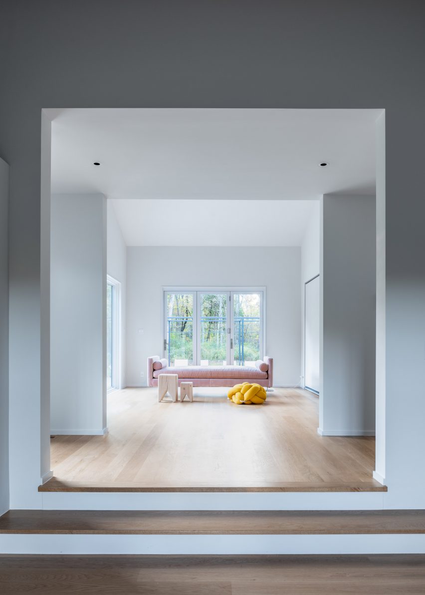 Interior putih dengan lantai kayu