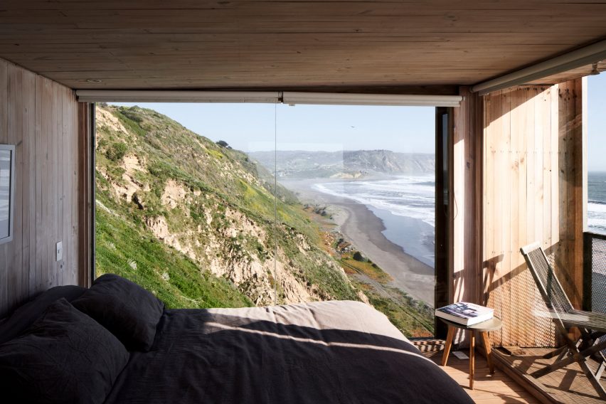 cabin overlooking the sea by Croxatto and Opazo Architects