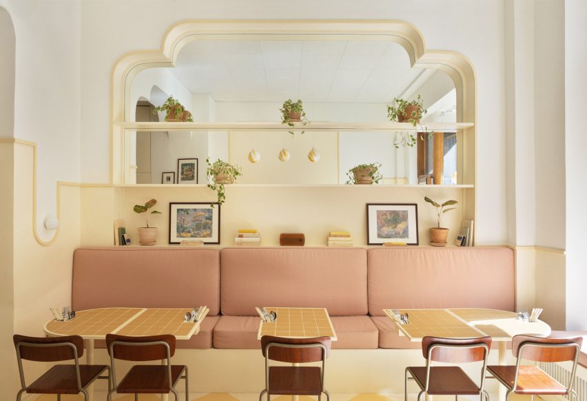 Interior de Café Bancado con paleta de colores informada por Wes Anderson