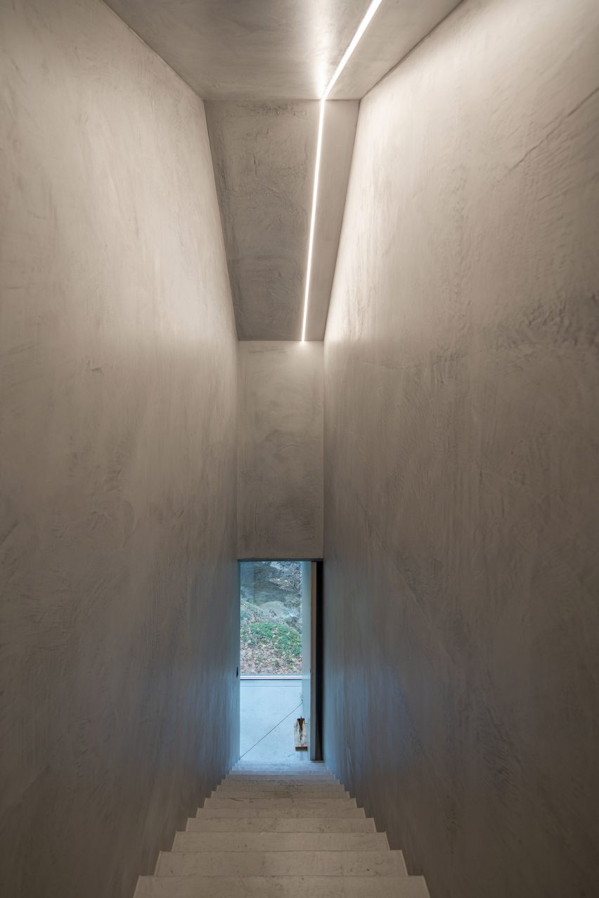 A corridor at Casa na Caniçada leads between levels
