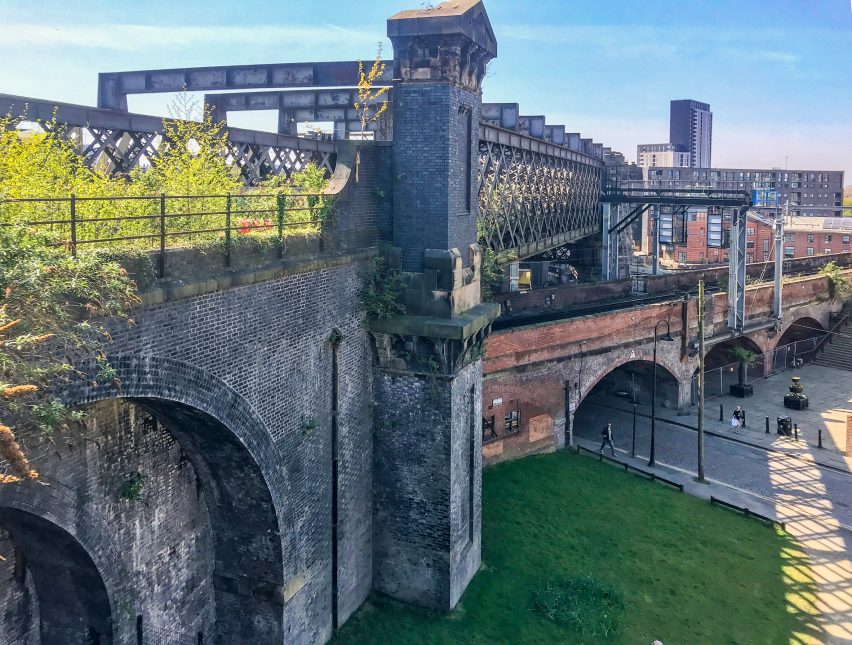 The castlefield viaduct is located above a canal