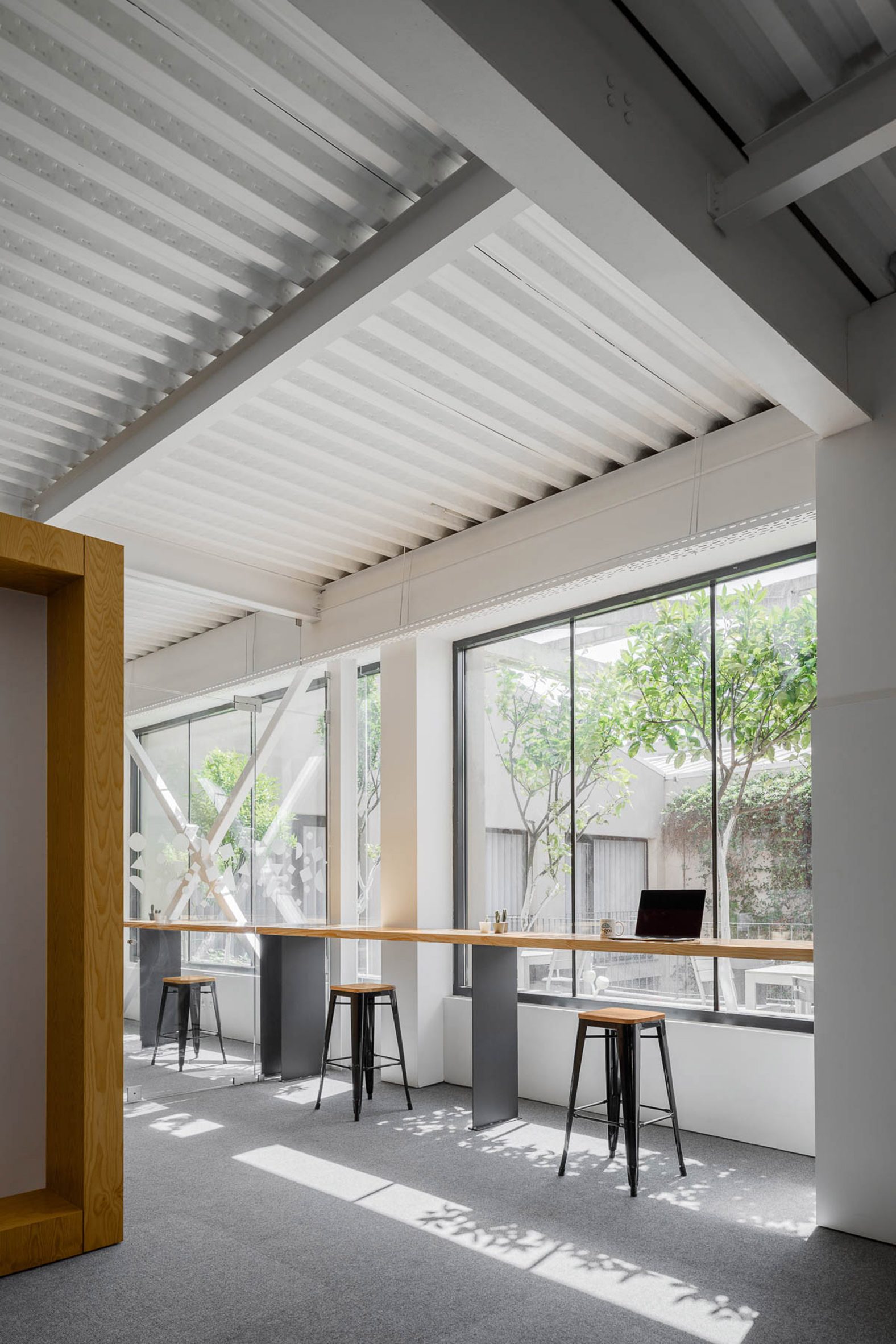 Window desks at E-goi and Clavel's Kitchen office by Paulo Merlini Architects